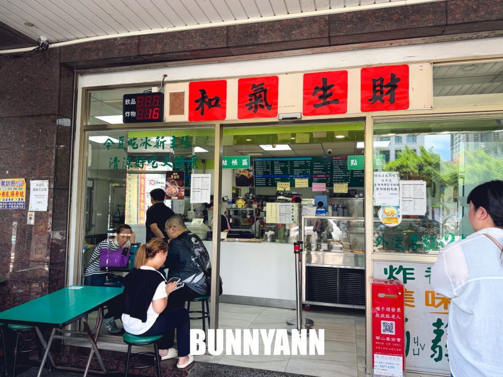 誰說這家沒人知，是比臉大香雞排店家，爆量芒果冰也是招牌
