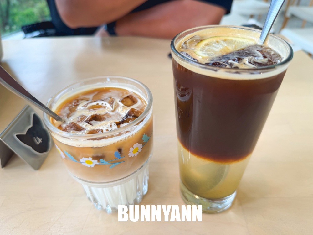 一半人不知道，是靠近海的咖啡店家，低消一杯飲料吹冷氣，豹紋咖啡是主打