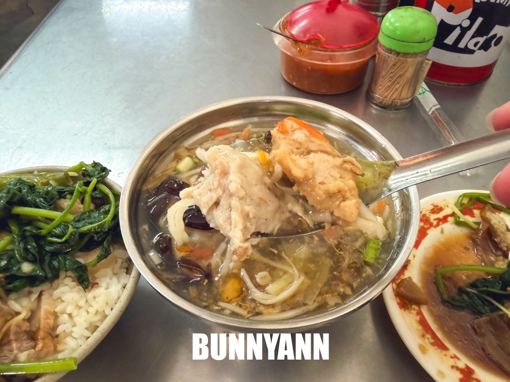 地點位在鄉鎮裡,是蒜泥白肉飯店家,45元一碗吃不完,肉羹湯也是主打 地點位在鄉鎮裡,是蒜泥白肉飯店家,45元一碗吃不完,肉羹湯也是主打