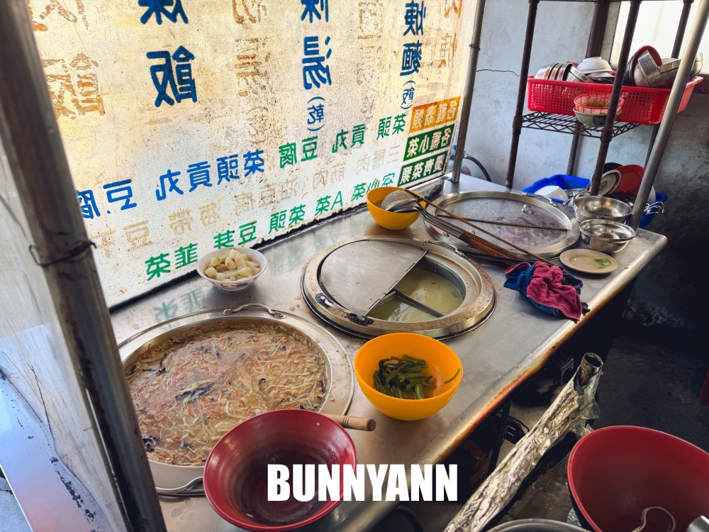 地點位在鄉鎮裡，是蒜泥白肉飯店家，45元一碗吃不完，肉羹湯也是主打