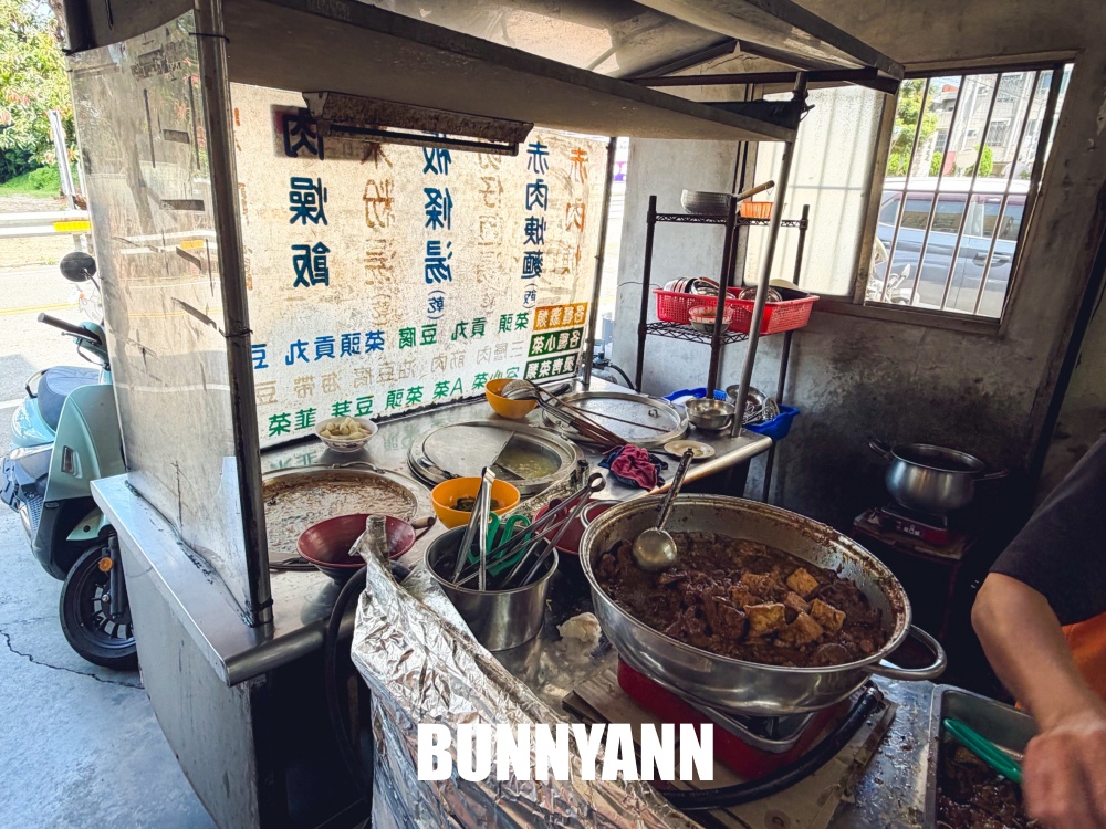 地點位在鄉鎮裡,是蒜泥白肉飯店家,45元一碗吃不完,肉羹湯也是主打 地點位在鄉鎮裡,是蒜泥白肉飯店家,45元一碗吃不完,肉羹湯也是主打