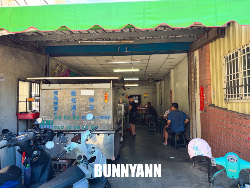 地點位在鄉鎮裡，是蒜泥白肉飯店家，45元一碗吃不完，肉羹湯也是主打