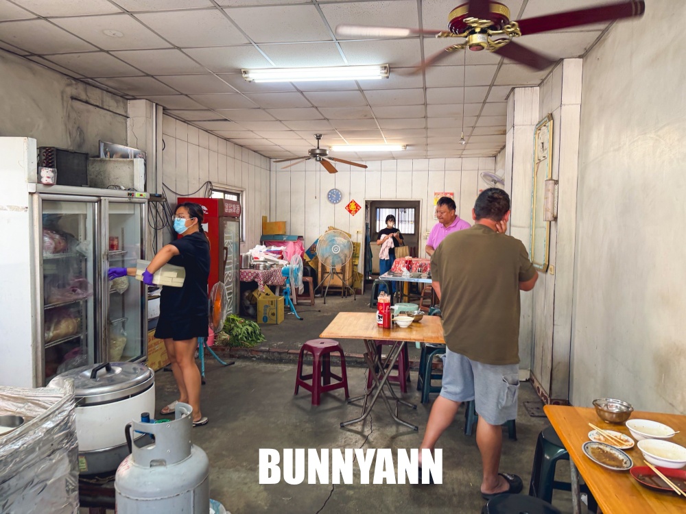 地點位在鄉鎮裡,是蒜泥白肉飯店家,45元一碗吃不完,肉羹湯也是主打 地點位在鄉鎮裡,是蒜泥白肉飯店家,45元一碗吃不完,肉羹湯也是主打