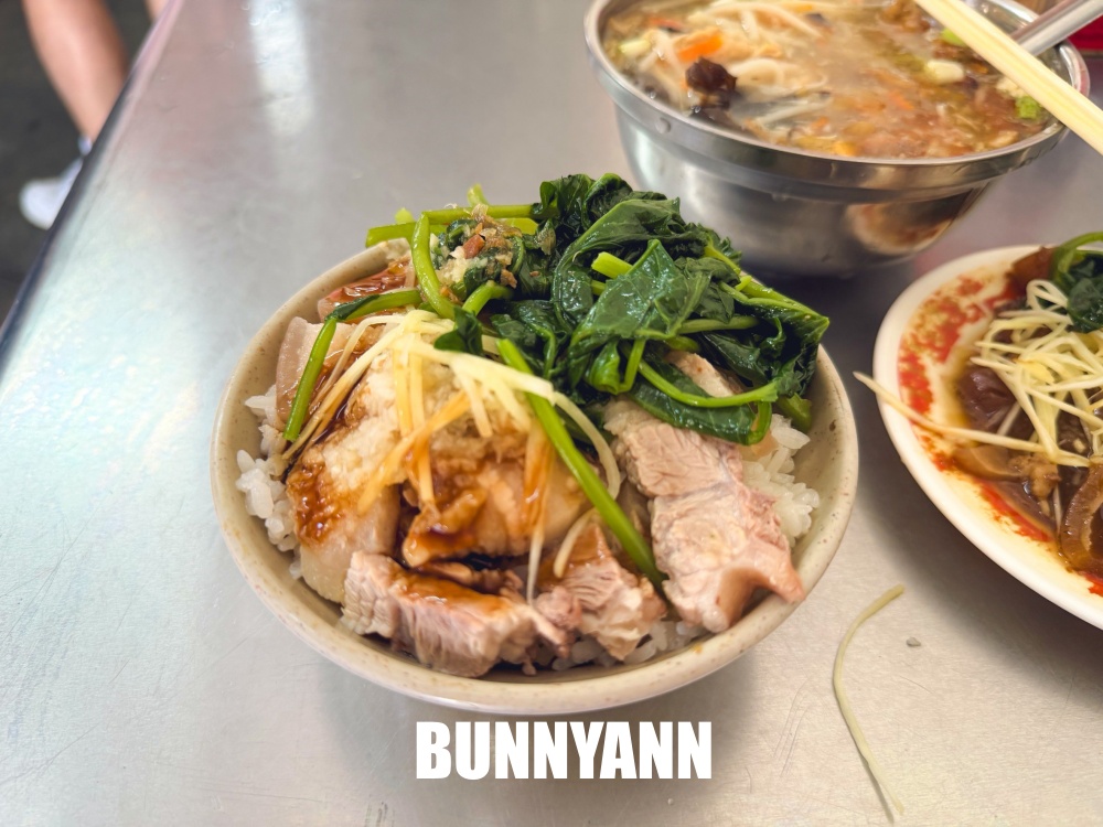 地點位在鄉鎮裡,是蒜泥白肉飯店家,45元一碗吃不完,肉羹湯也是主打 地點位在鄉鎮裡,是蒜泥白肉飯店家,45元一碗吃不完,肉羹湯也是主打