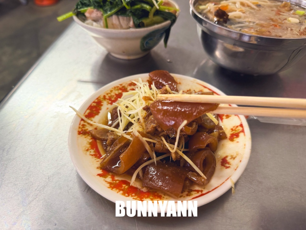 地點位在鄉鎮裡,是蒜泥白肉飯店家,45元一碗吃不完,肉羹湯也是主打 地點位在鄉鎮裡,是蒜泥白肉飯店家,45元一碗吃不完,肉羹湯也是主打