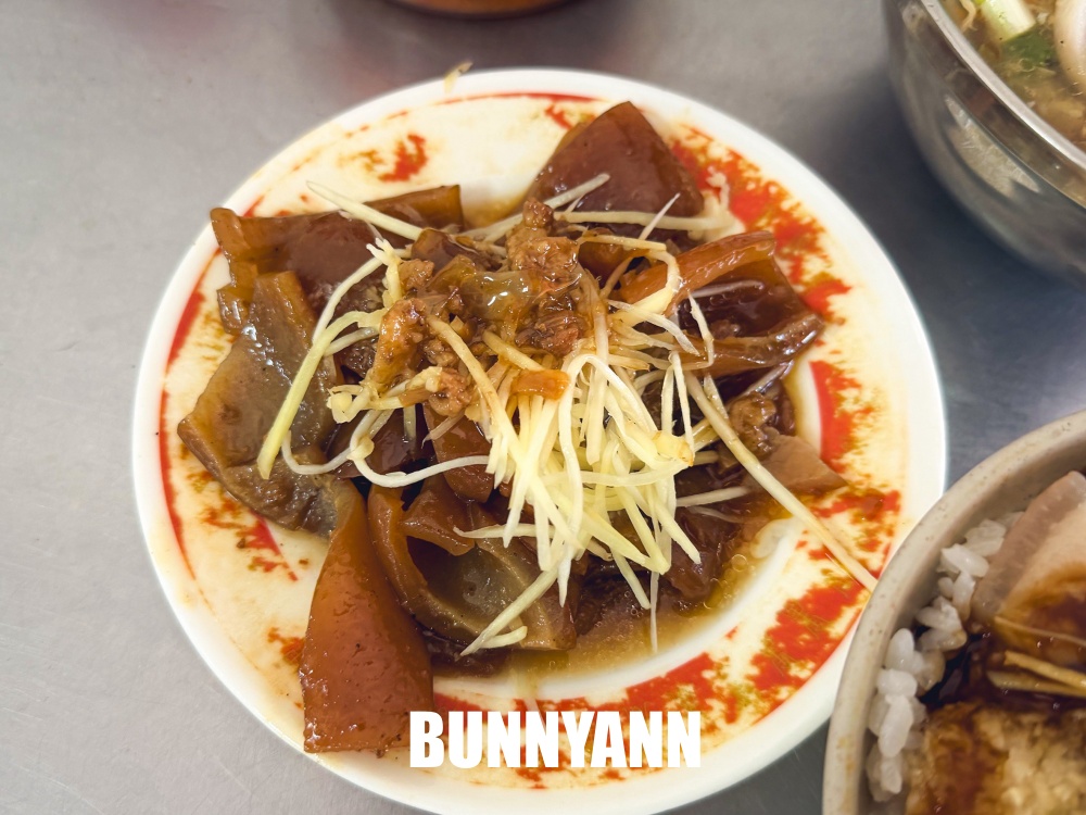 地點位在鄉鎮裡，是蒜泥白肉飯店家，45元一碗吃不完，肉羹湯也是主打