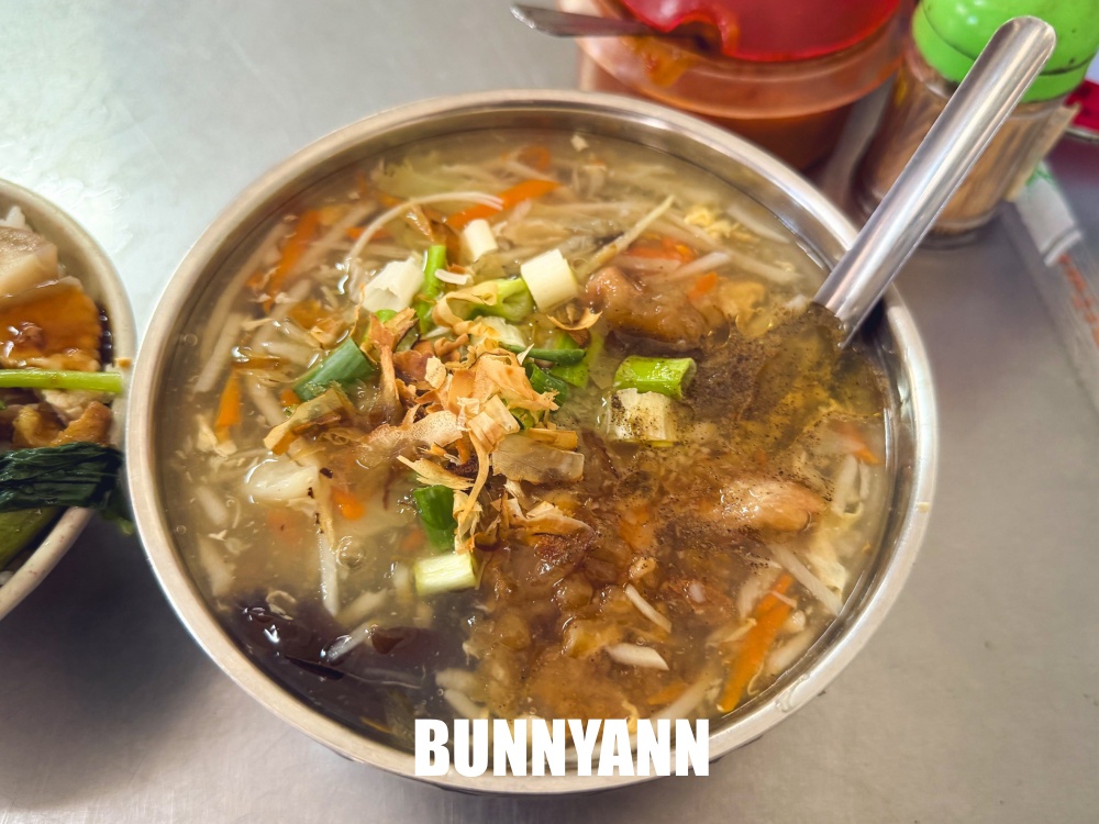 地點位在鄉鎮裡,是蒜泥白肉飯店家,45元一碗吃不完,肉羹湯也是主打 地點位在鄉鎮裡,是蒜泥白肉飯店家,45元一碗吃不完,肉羹湯也是主打