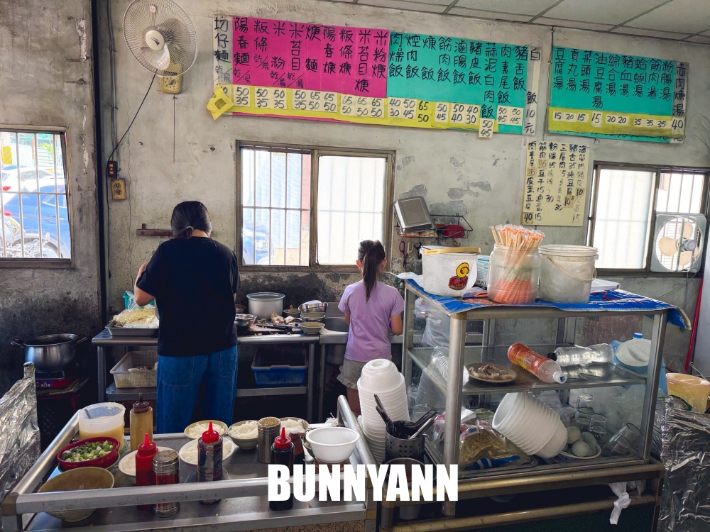 地點位在鄉鎮裡,是蒜泥白肉飯店家,45元一碗吃不完,肉羹湯也是主打 地點位在鄉鎮裡,是蒜泥白肉飯店家,45元一碗吃不完,肉羹湯也是主打