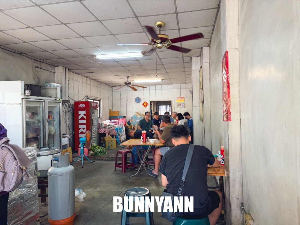 地點位在鄉鎮裡，是蒜泥白肉飯店家，45元一碗吃不完，肉羹湯也是主打