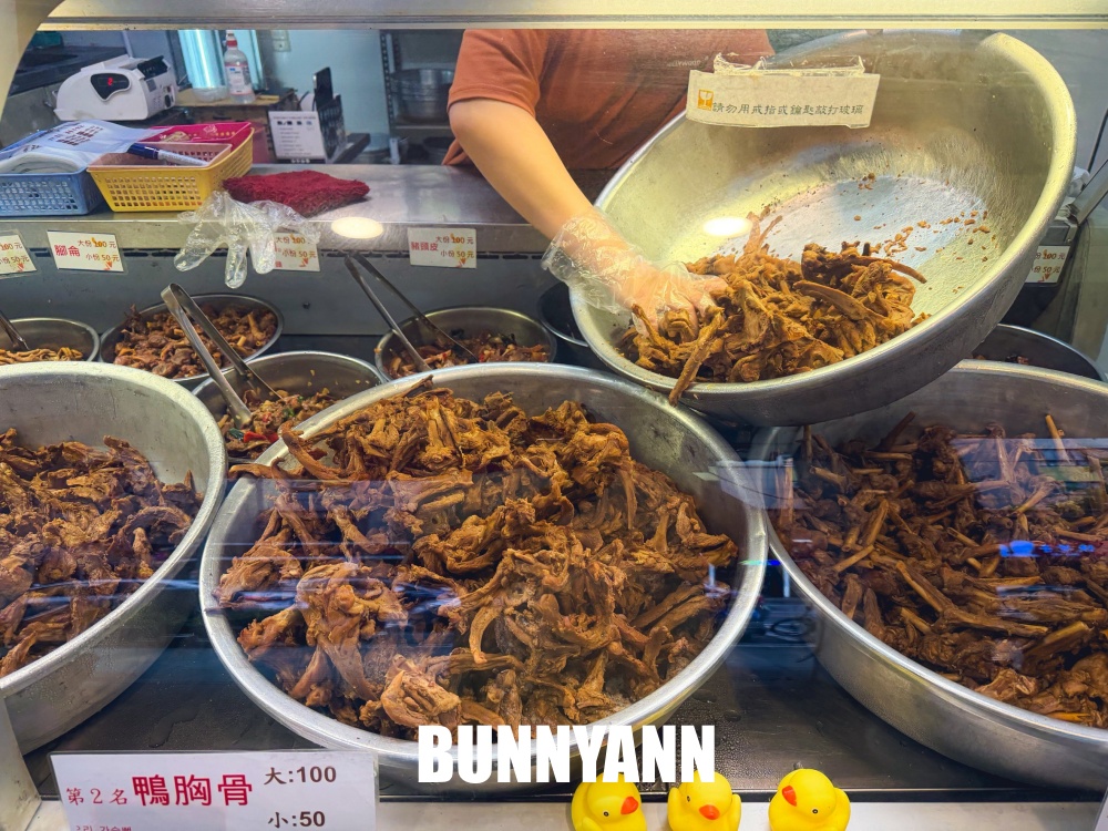 誰說這間沒人，就是冰鎮滷味店家，點個五百塊錢就很多，鴨翅是主打招牌