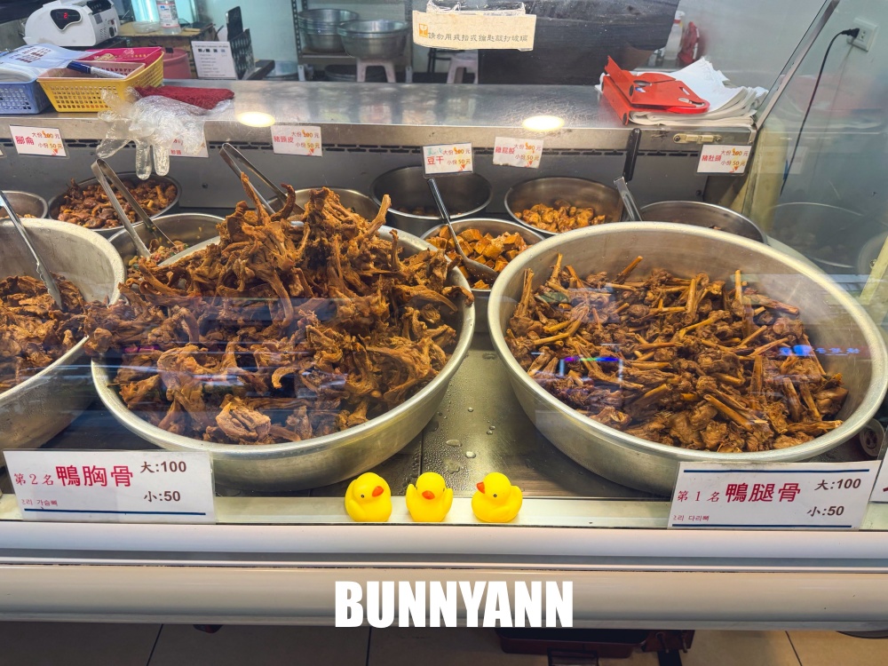 誰說這間沒人，就是冰鎮滷味店家，點個五百塊錢就很多，鴨翅是主打招牌