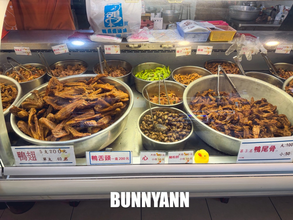 誰說這間沒人，就是冰鎮滷味店家，點個五百塊錢就很多，鴨翅是主打招牌