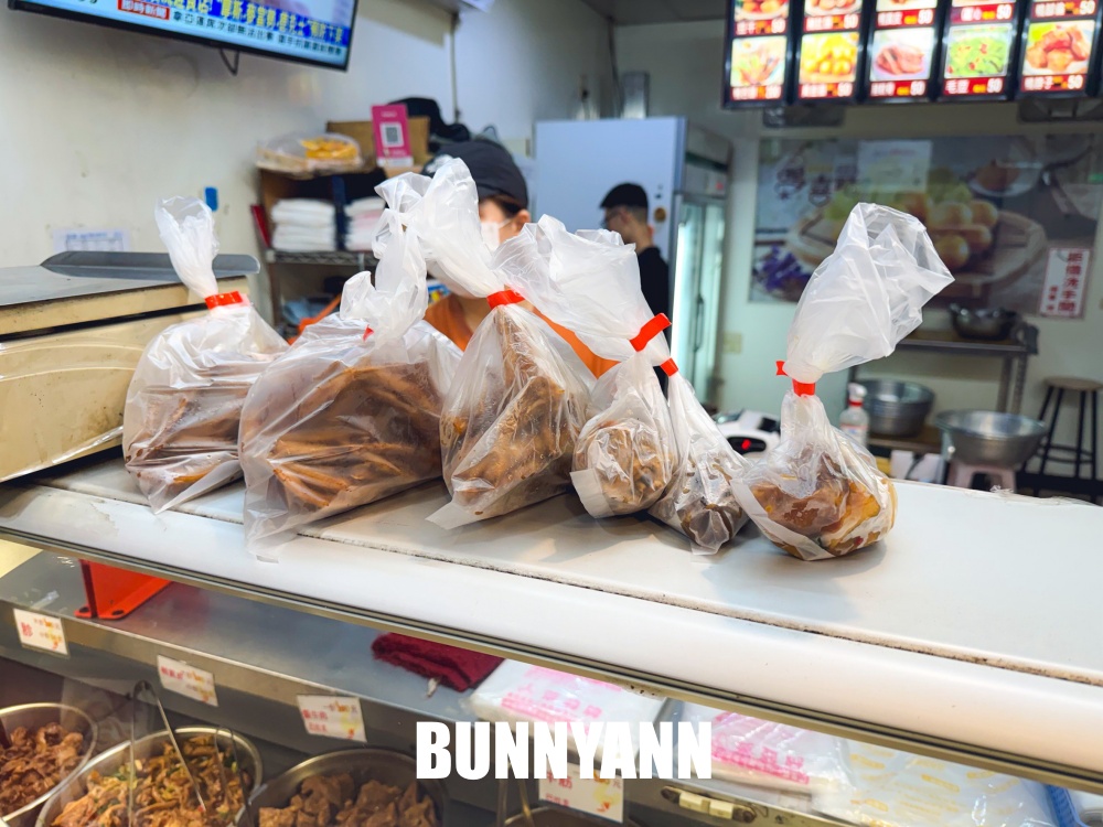 誰說這間沒人，就是冰鎮滷味店家，點個五百塊錢就很多，鴨翅是主打招牌