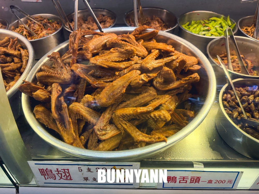 誰說這間沒人，就是冰鎮滷味店家，點個五百塊錢就很多，鴨翅是主打招牌