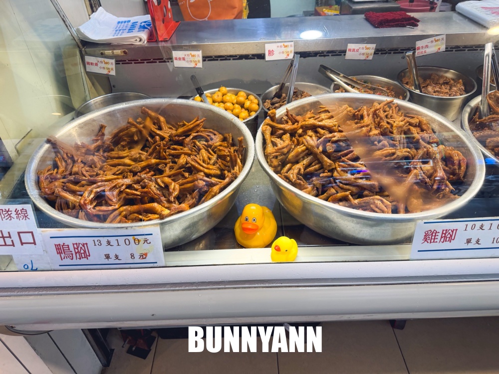 誰說這間沒人，就是冰鎮滷味店家，點個五百塊錢就很多，鴨翅是主打招牌