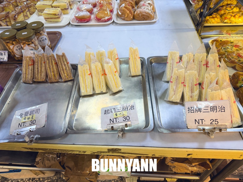 這家麵包店很多人不知道，25元三明治有夠好吃，紅豆麵包也是招牌主打