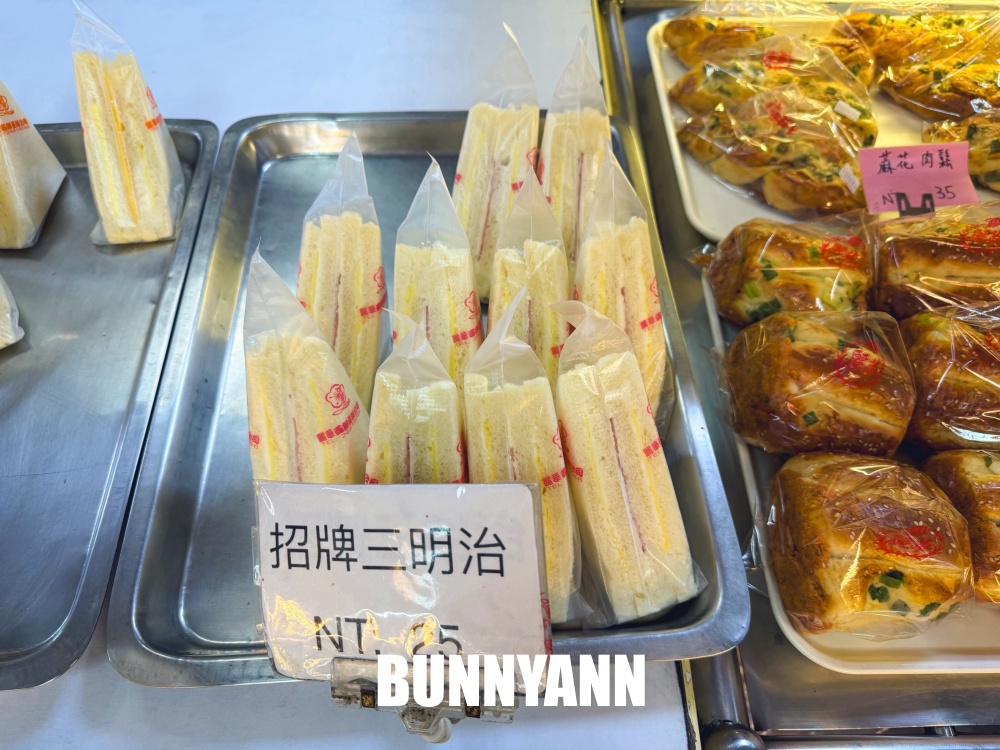 這家麵包店很多人不知道，25元三明治有夠好吃，紅豆麵包也是招牌主打