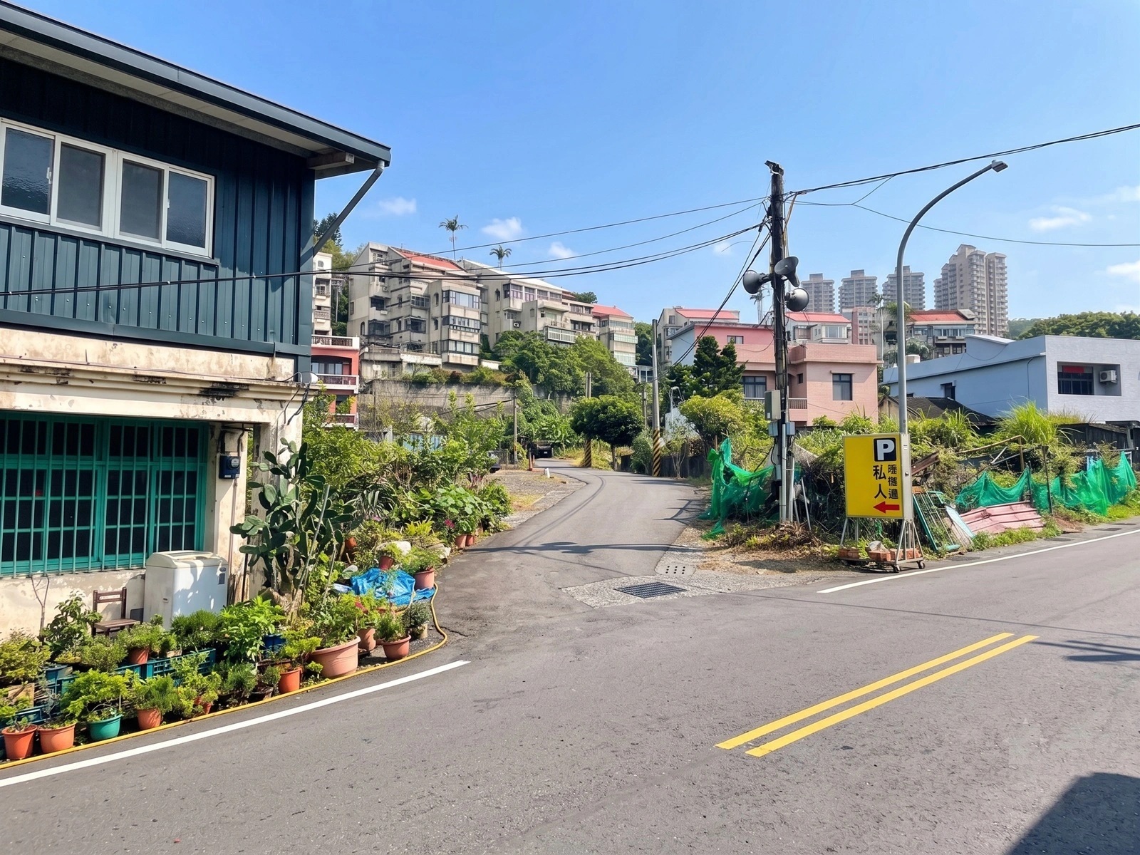不起眼的路邊，卻藏了家海產餐廳，不用三千元就超飽，避風塘蟹是招牌