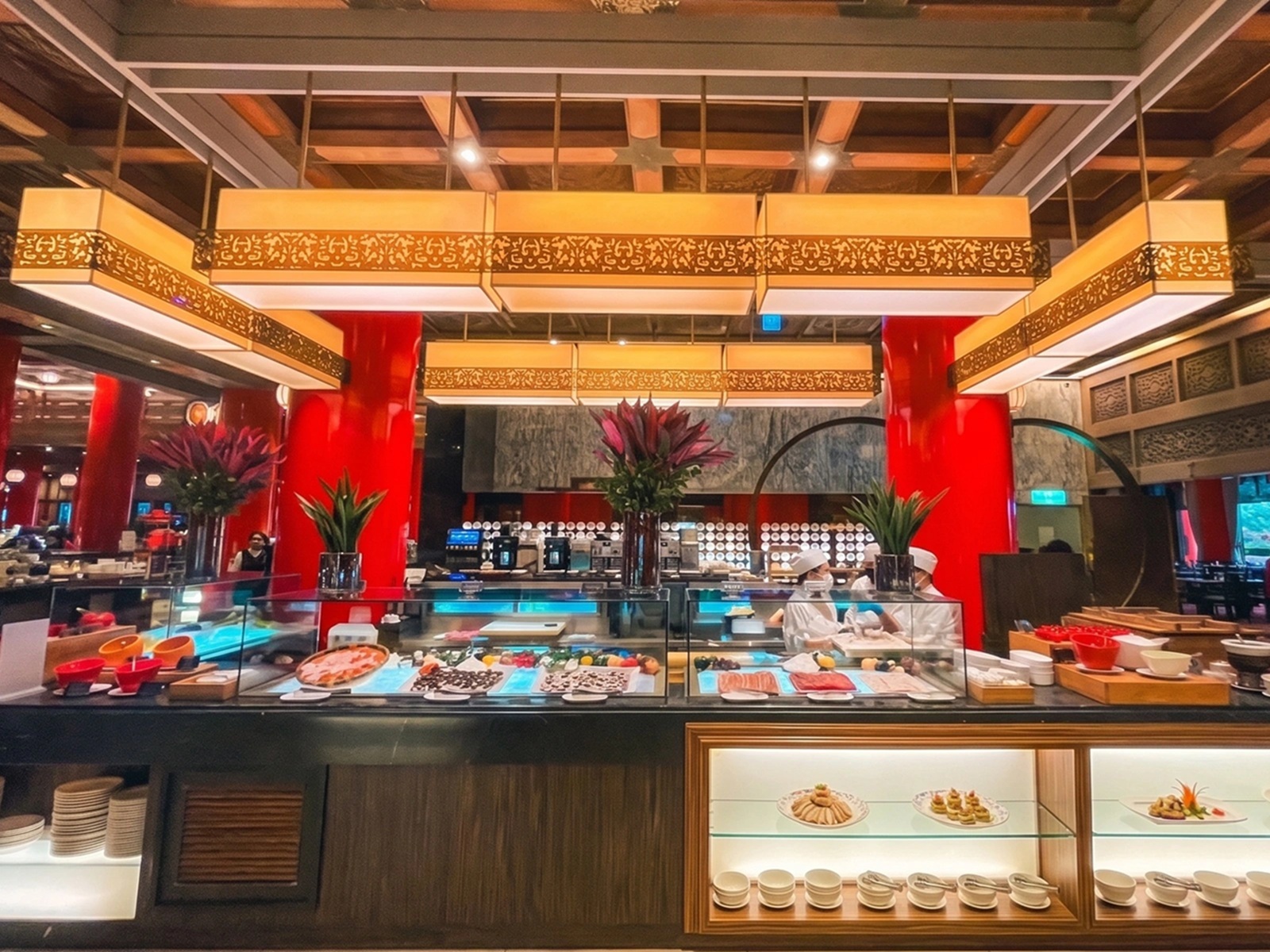 誰說這家很少人吃，是自助餐店，海產隨便吃到飽，蒸螃蟹也是招牌