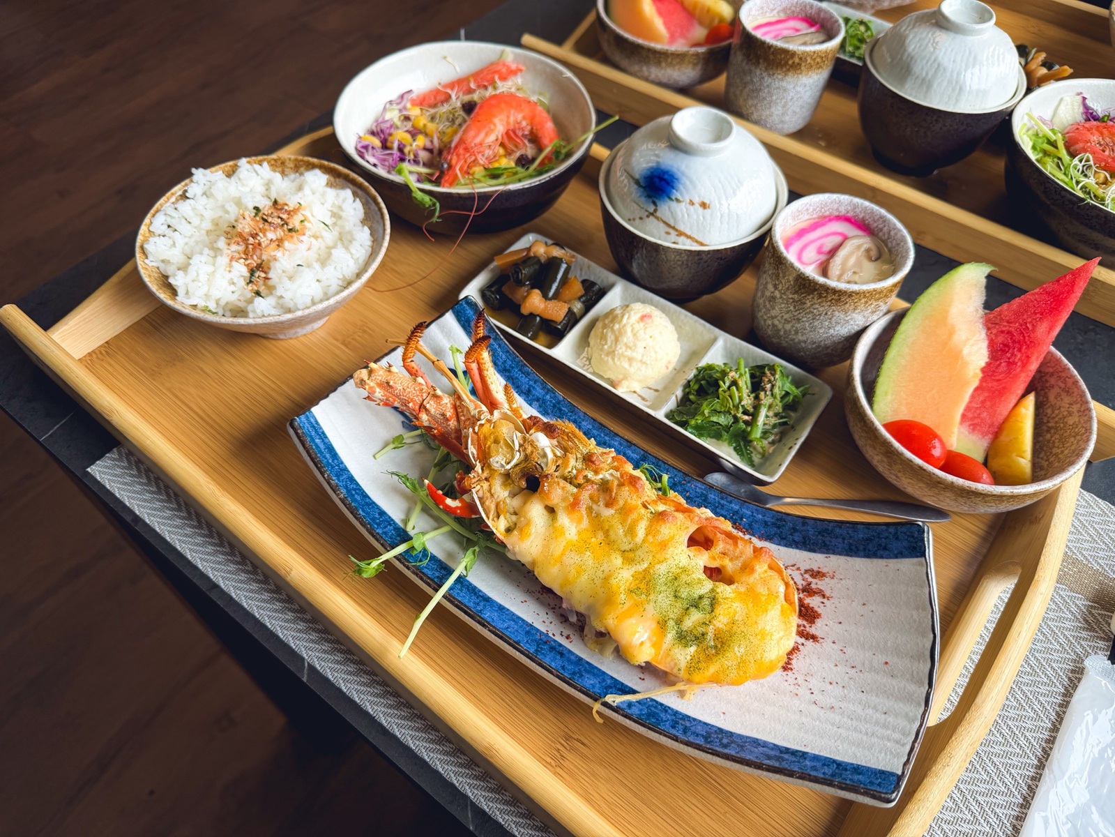 宜蘭礁溪美食【光鮮生活美食館】隱藏版高水準龍蝦定食套餐，停車超方便！