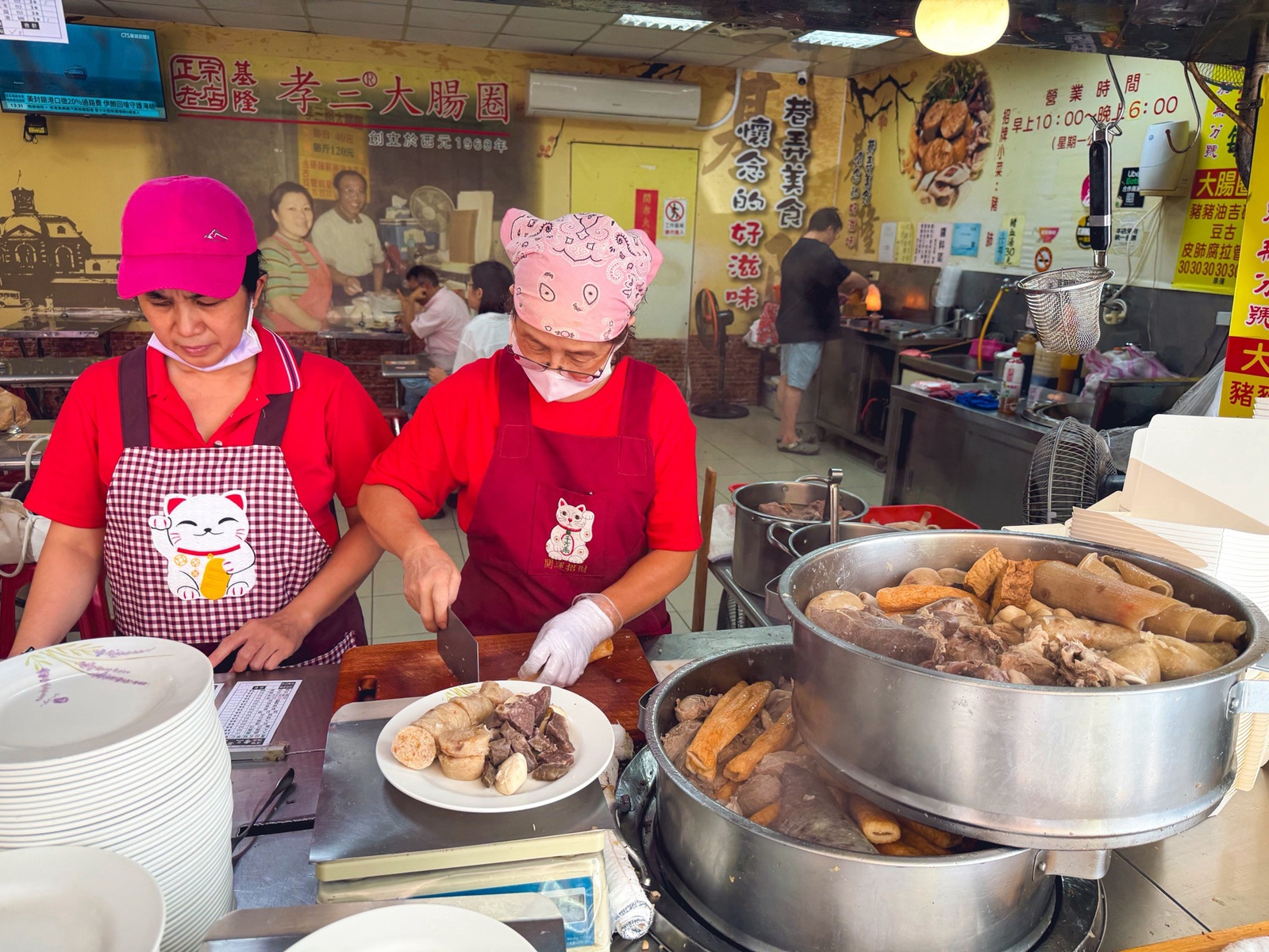 內行人帶路鑽小巷吃糯米大腸圈，點兩百元黑白切就夠吃，親民價格更是主打