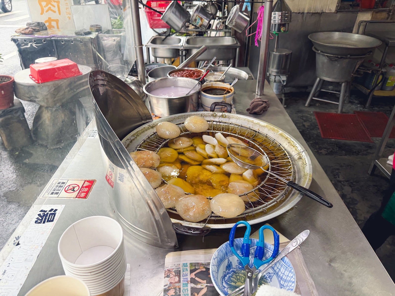 一半人都不知道，是古早味肉圓店家，一大顆45元超有料，還請喝一壺高湯