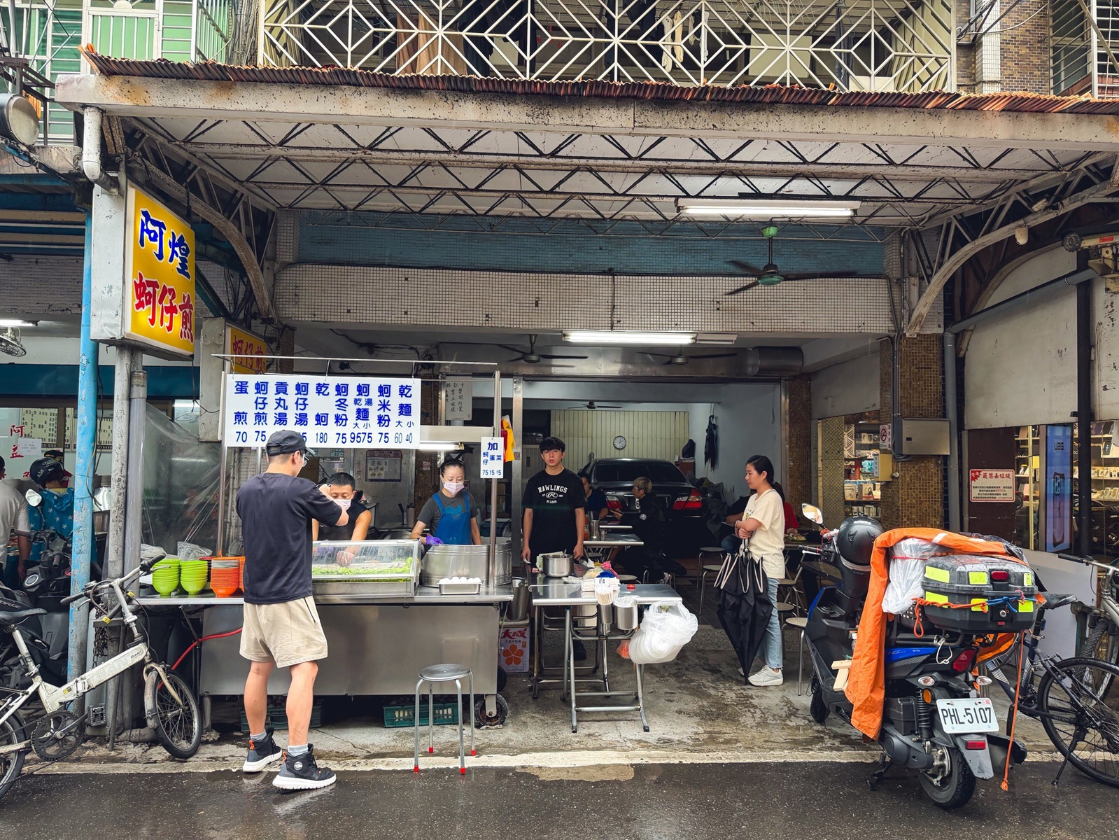 怎麼那麼親民？蚵仔湯加蚵仔煎只要150元，乾麵跟乾蚵仔也超多人點