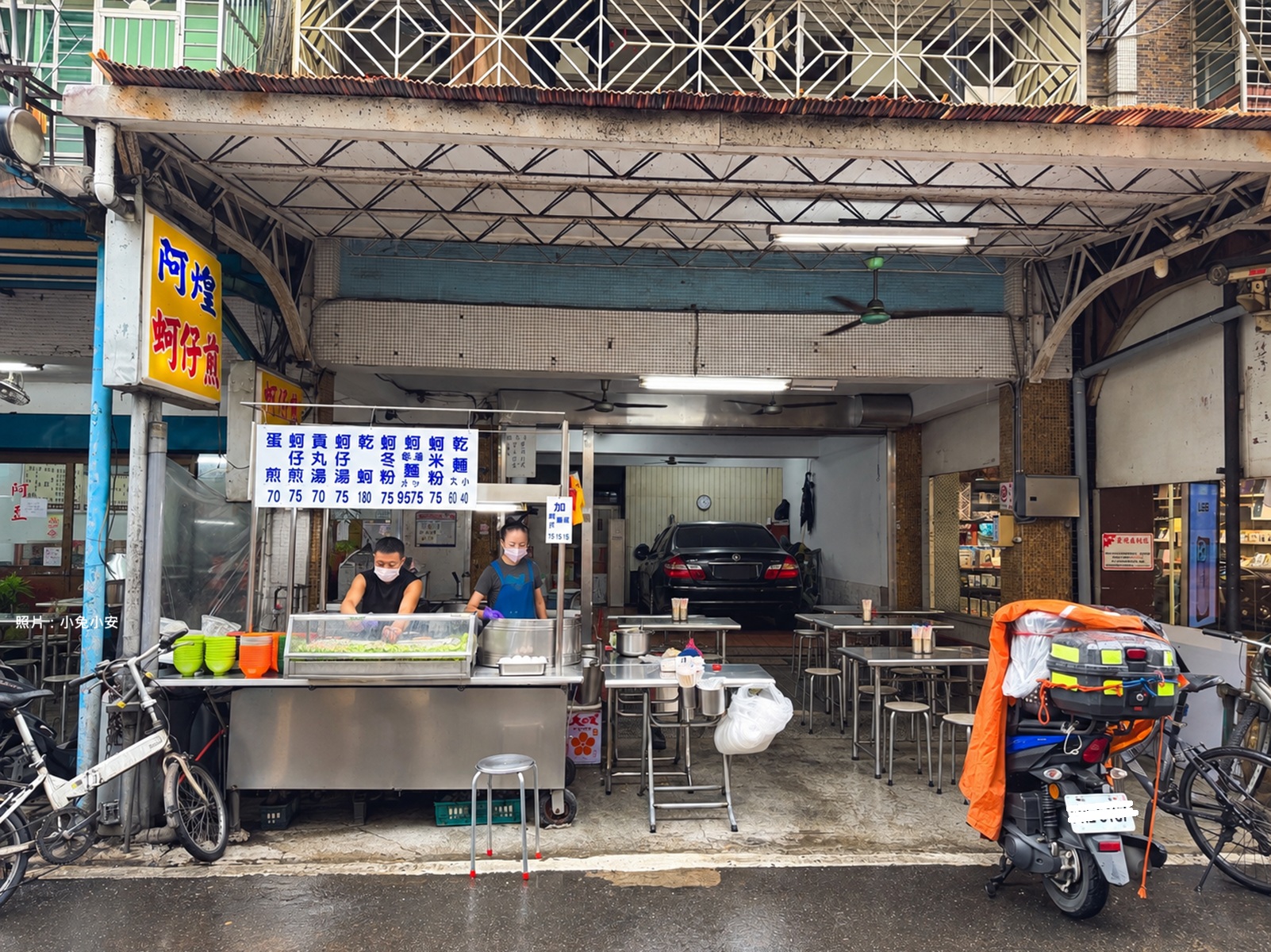 這家小吃店夠親民，蚵仔煎加蚵仔湯只要150元，乾麵跟乾蚵仔也超多人點