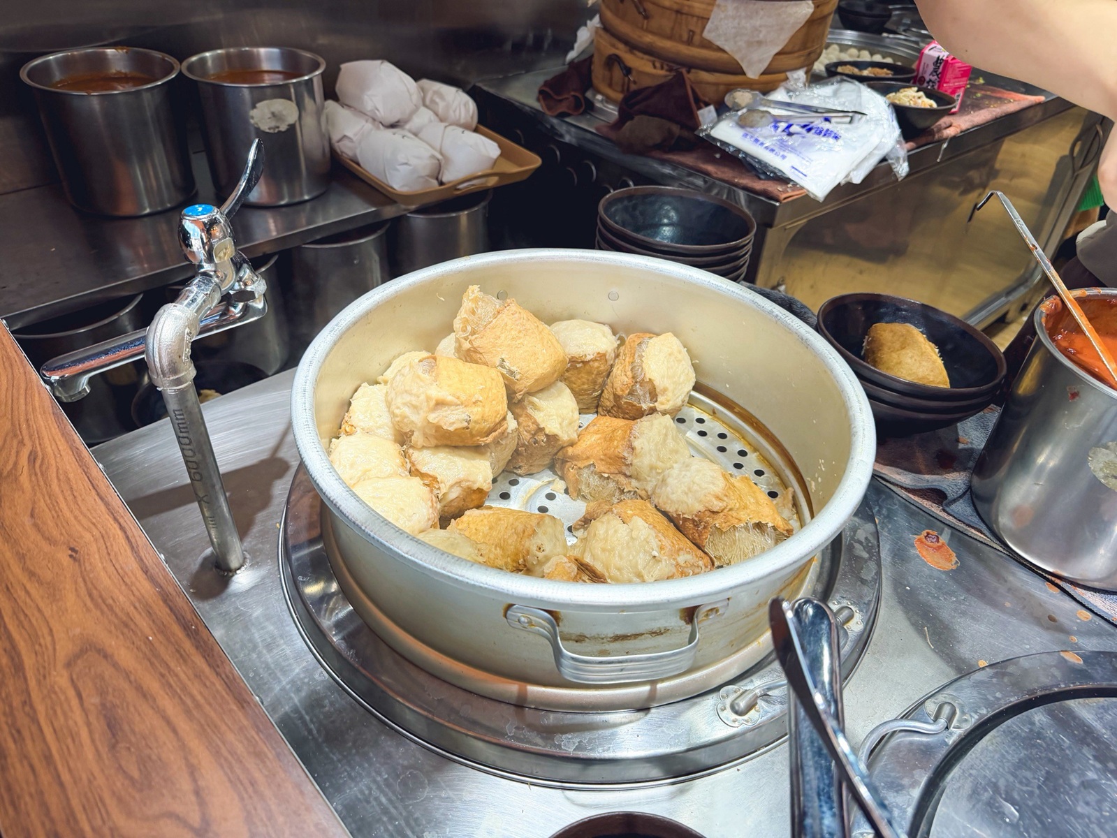 這家魚丸湯店家重新營業，很多人還沒來吃，包子跟阿給都是必吃