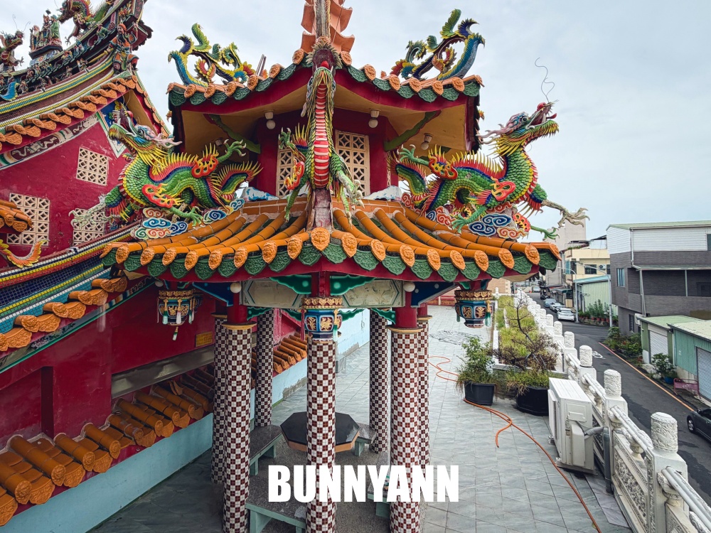 一半的人不知道，就是肅穆關公廟宇，超吸睛桃園三結義巨像是招牌主打