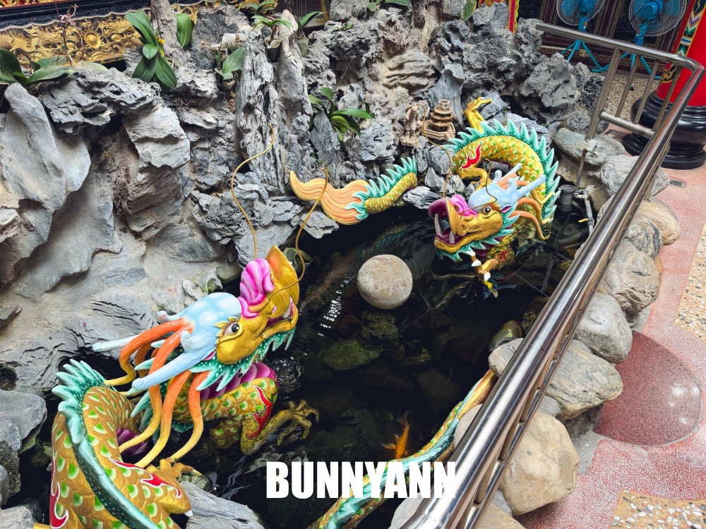 一半的人不知道，就是肅穆關公廟宇，超吸睛桃園三結義巨像是招牌主打