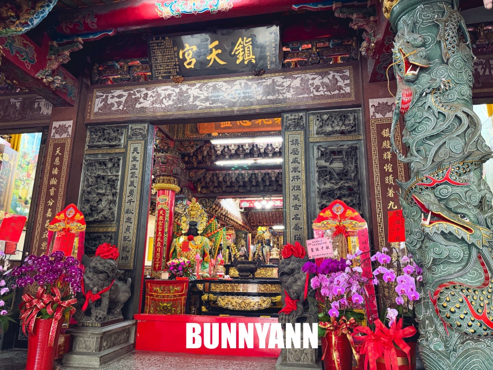 一半的人不知道，就是肅穆關公廟宇，超吸睛桃園三結義巨像是招牌主打