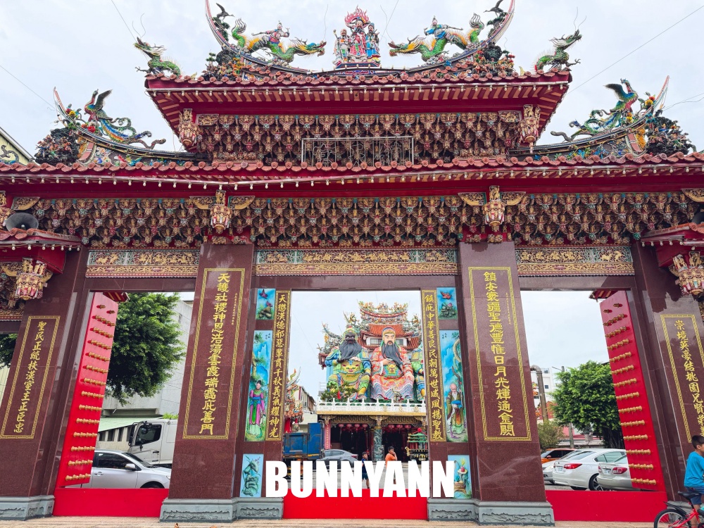 一半的人不知道，就是肅穆關公廟宇，超吸睛桃園三結義巨像是招牌主打