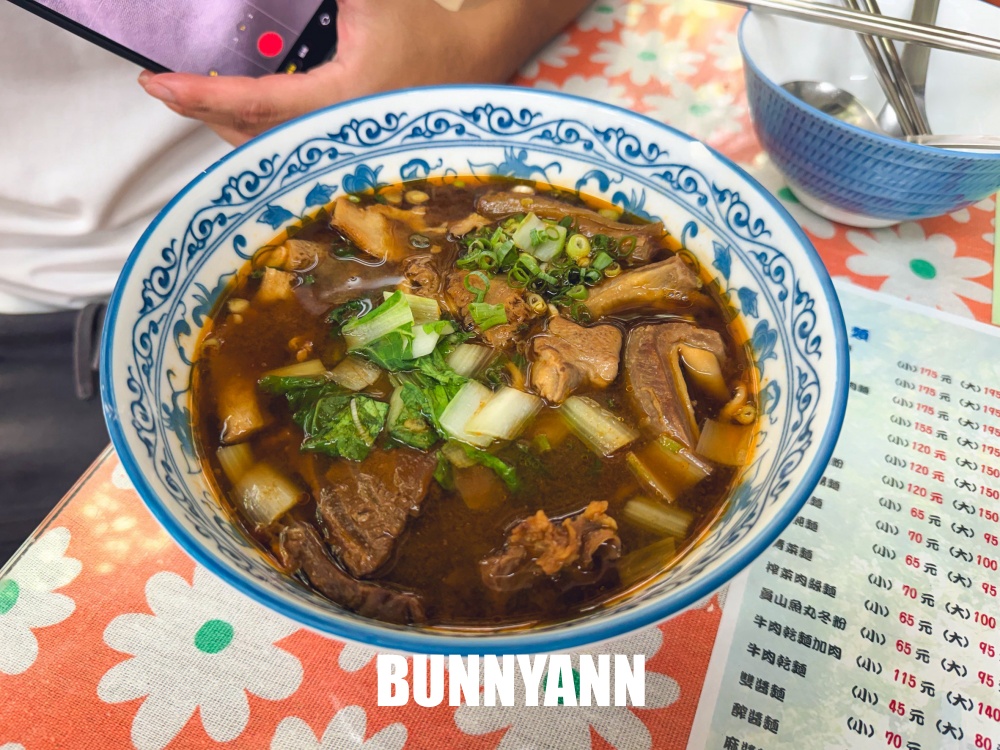 附近鄰居天天吃，是牛肉麵店家，點個一碗就超飽，手工水餃更是招牌