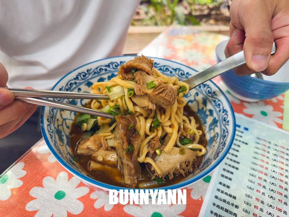 附近鄰居天天吃，是牛肉麵店家，點個一碗就超飽，手工水餃更是招牌