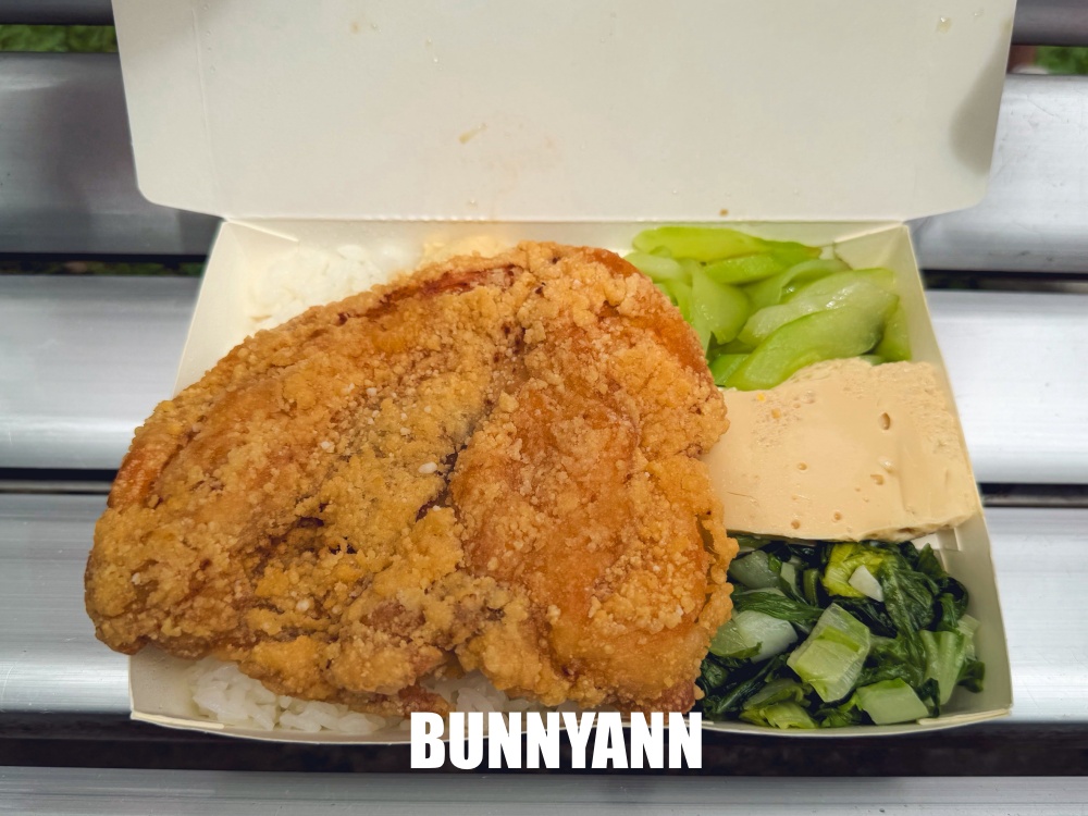 這家便當店是富有愛心店，全品項一律通通75元，雞腿跟炸雞排更是主打