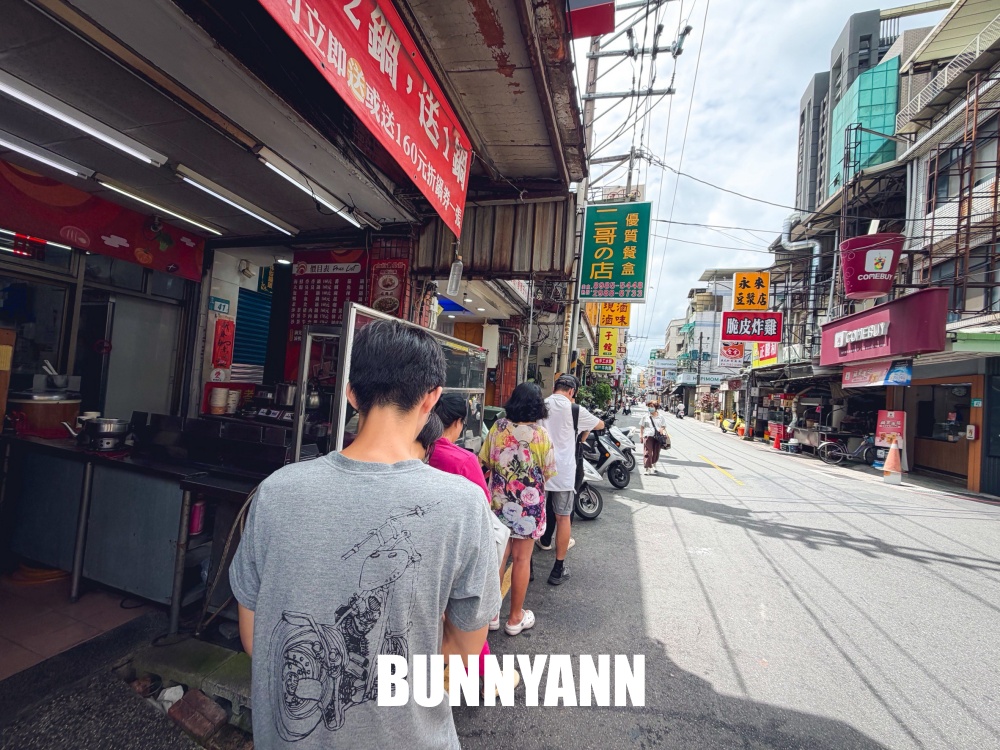 這家便當店是富有愛心店,全品項一律通通75元,雞腿跟炸雞排更是主打 這家便當店是富有愛心店,全品項一律通通75元,雞腿跟炸雞排更是主打