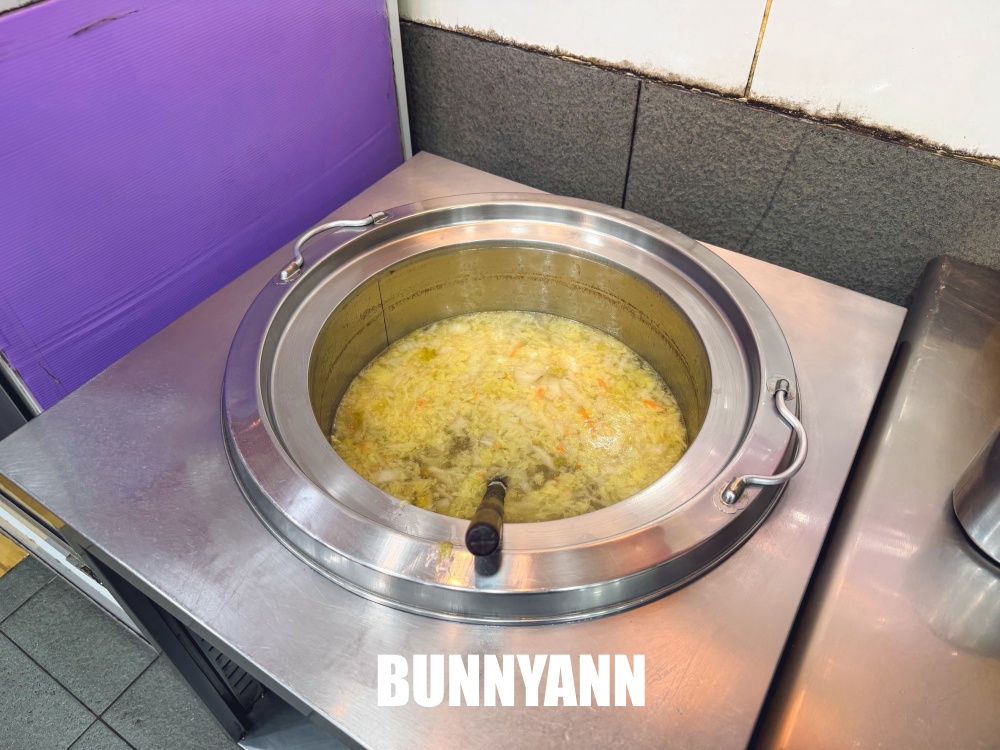這家便當店是富有愛心店，全品項一律通通75元，雞腿跟炸雞排更是主打