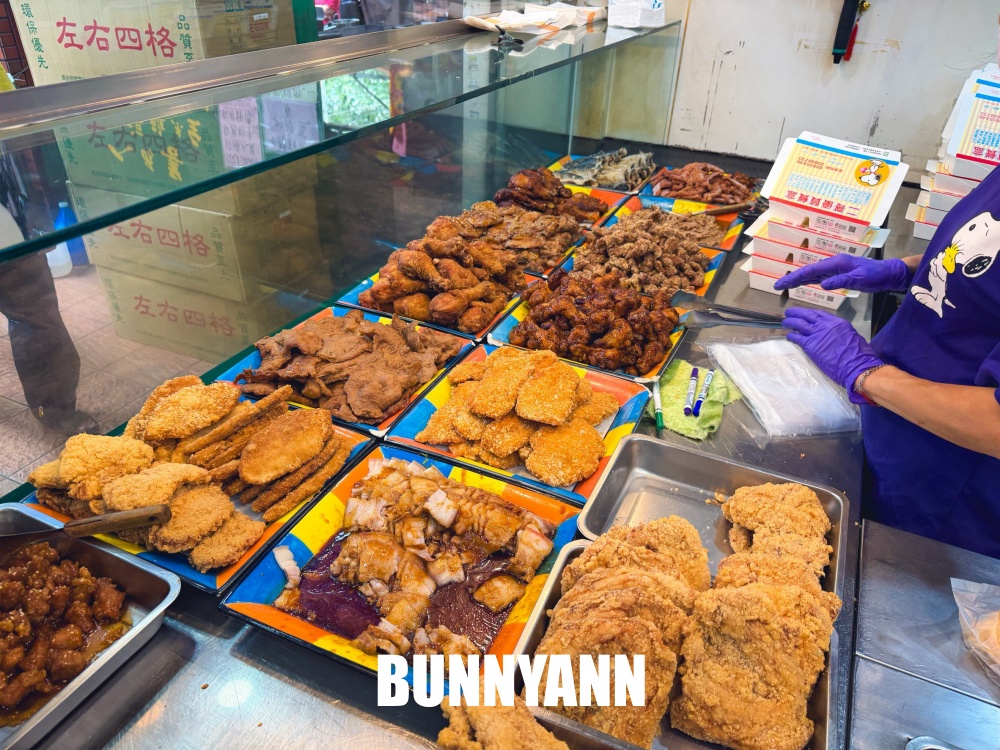 這家便當店是富有愛心店,全品項一律通通75元,雞腿跟炸雞排更是主打 這家便當店是富有愛心店,全品項一律通通75元,雞腿跟炸雞排更是主打