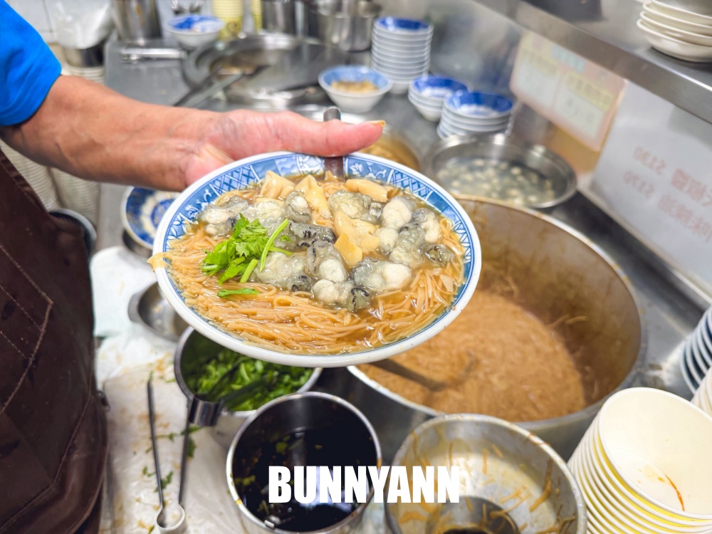 路邊不起眼蚵仔麵線餐廳，一碗65元料多到滿出來，大腸也是必吃