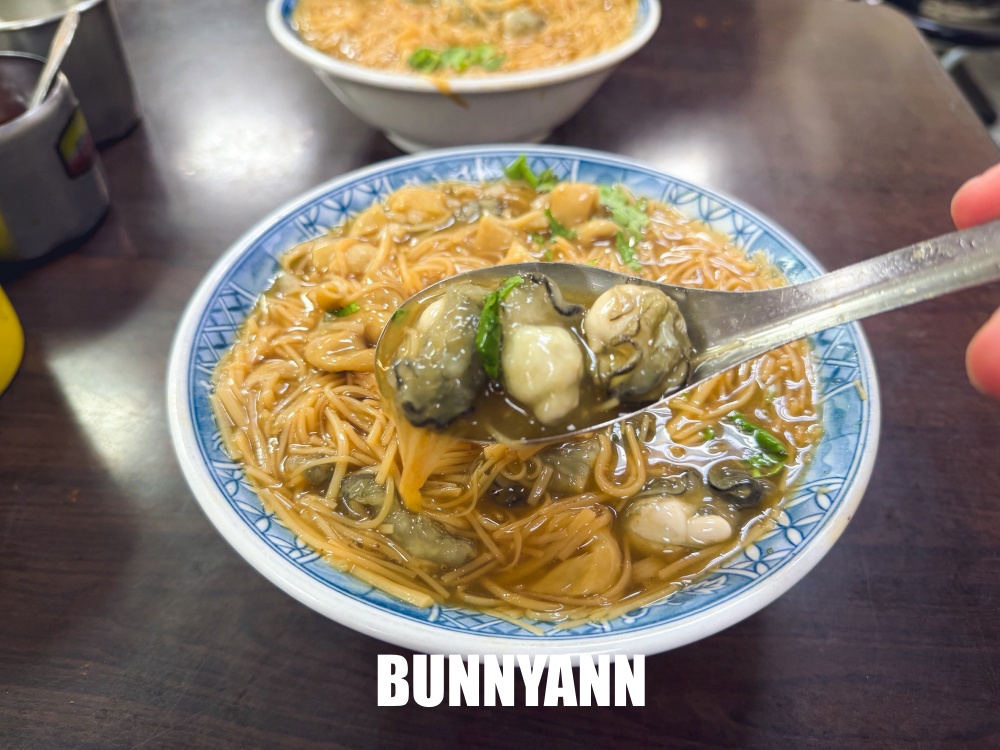 路邊不起眼蚵仔麵線餐廳，一碗65元料多到滿出來，大腸也是必吃