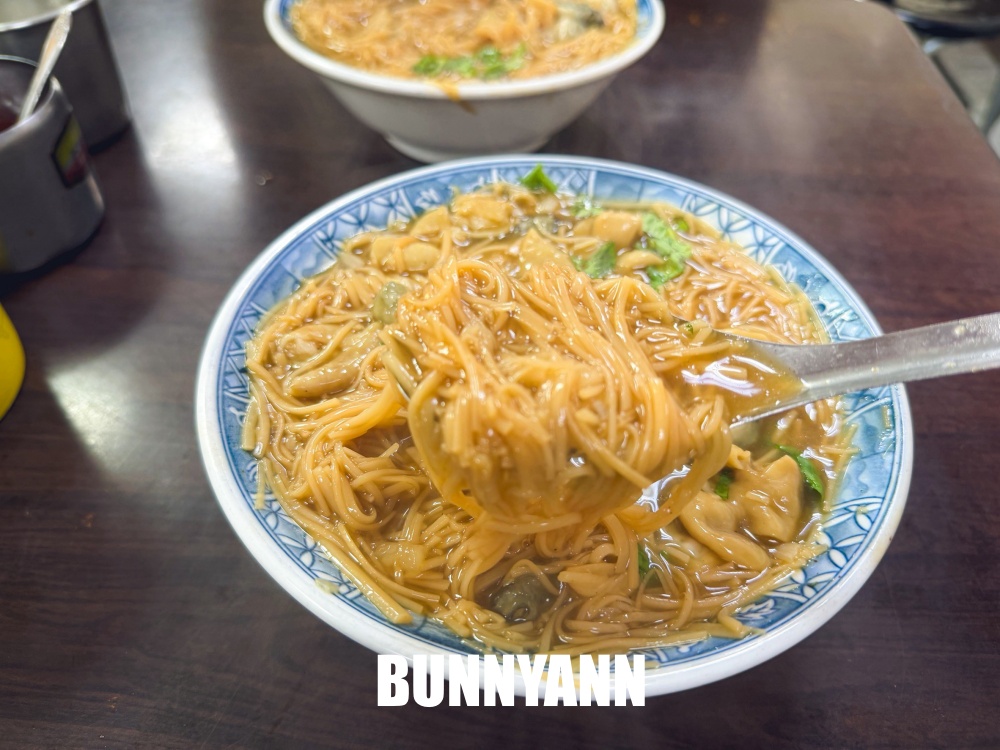 路邊不起眼蚵仔麵線餐廳，一碗65元料多到滿出來，大腸也是必吃