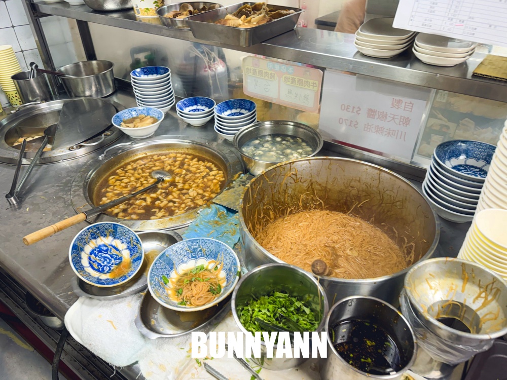 路邊不起眼蚵仔麵線餐廳，一碗65元料多到滿出來，大腸也是必吃