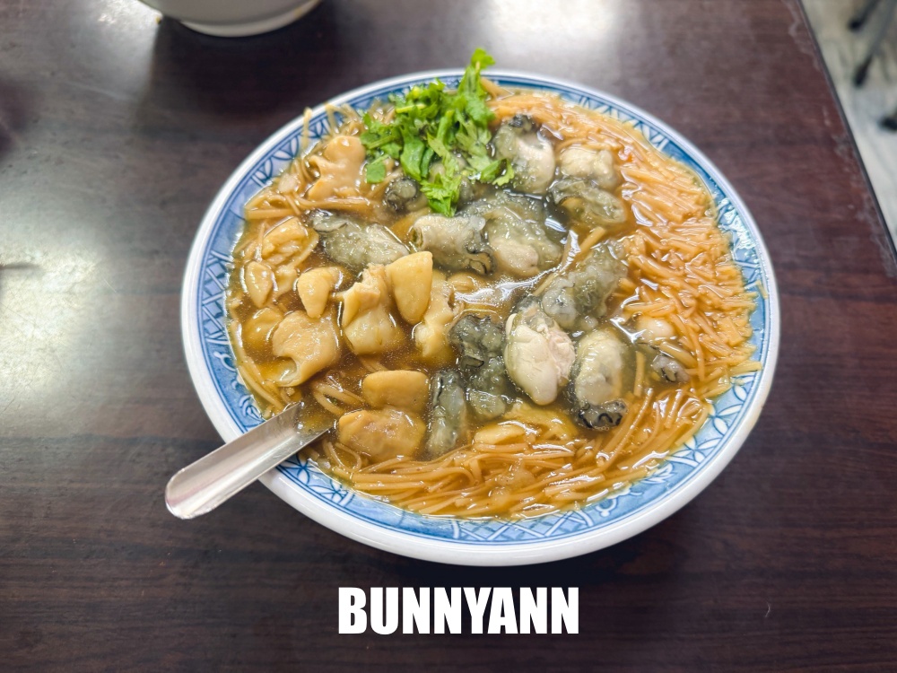 路邊不起眼蚵仔麵線餐廳，一碗65元料多到滿出來，大腸也是必吃