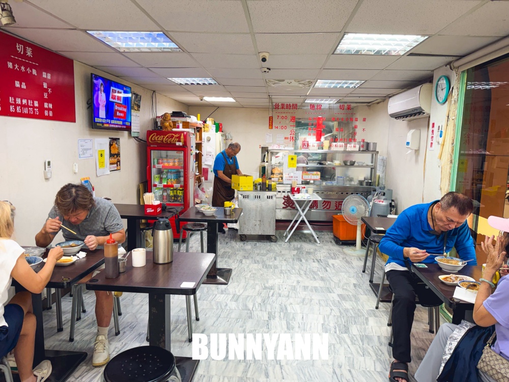 路邊不起眼蚵仔麵線餐廳，一碗65元料多到滿出來，大腸也是必吃