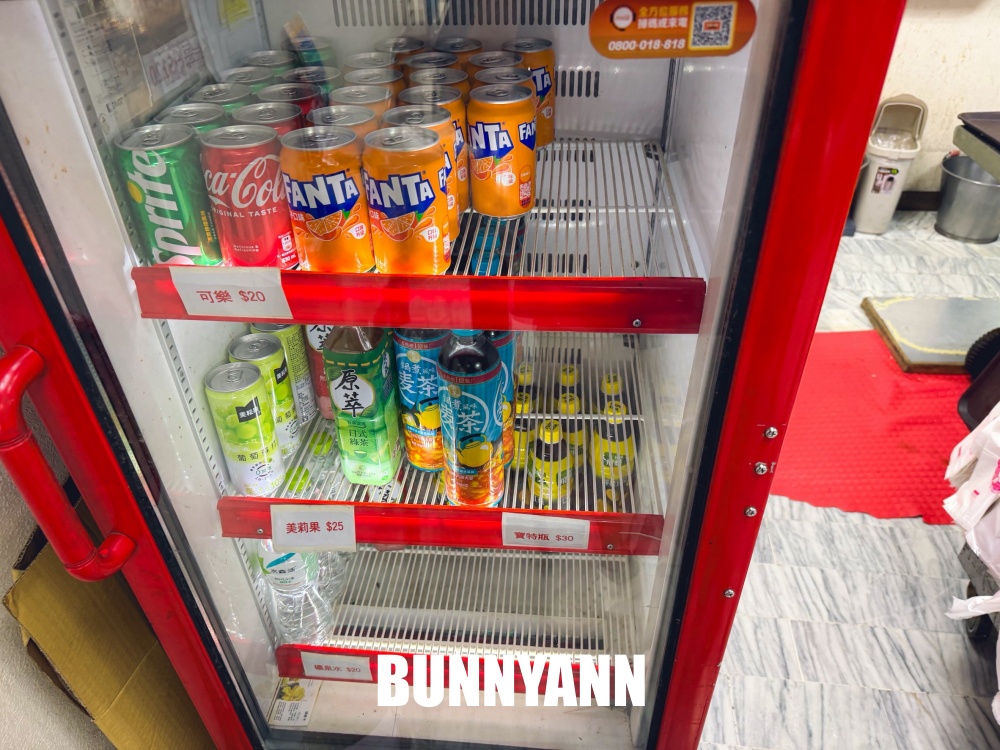 路邊不起眼蚵仔麵線餐廳，一碗65元料多到滿出來，大腸也是必吃