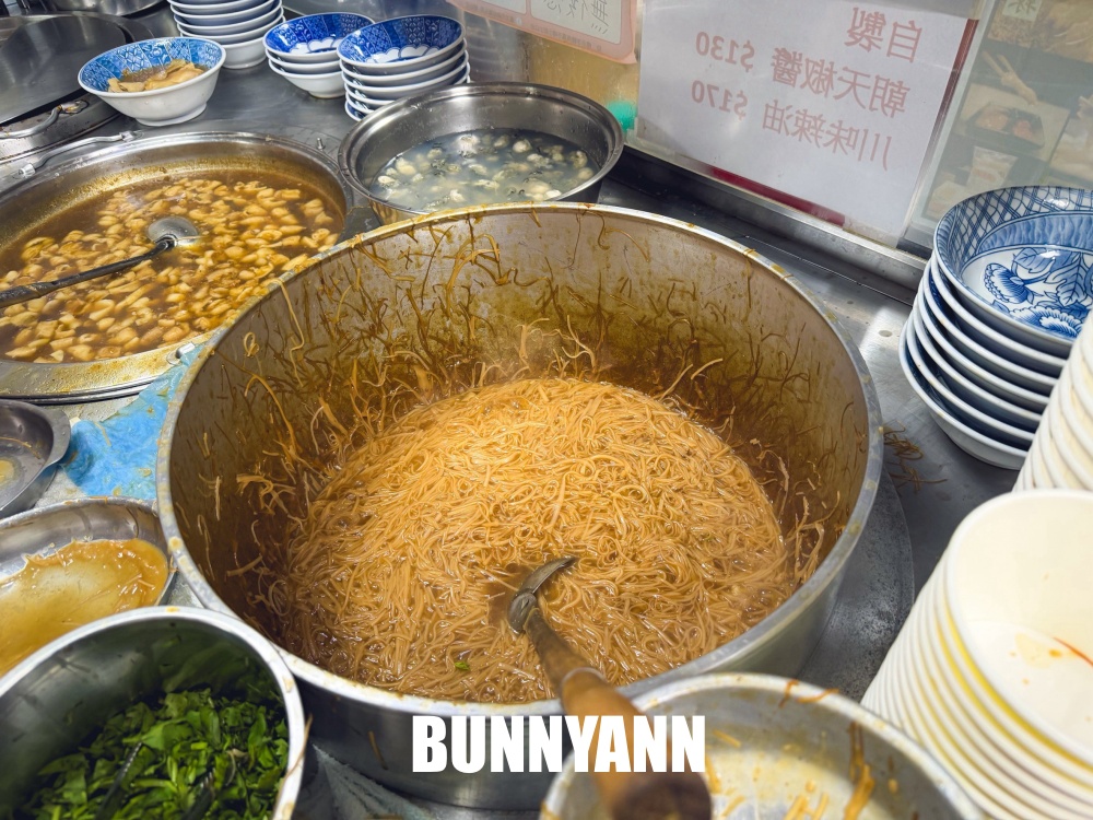 路邊不起眼蚵仔麵線餐廳，一碗65元料多到滿出來，大腸也是必吃
