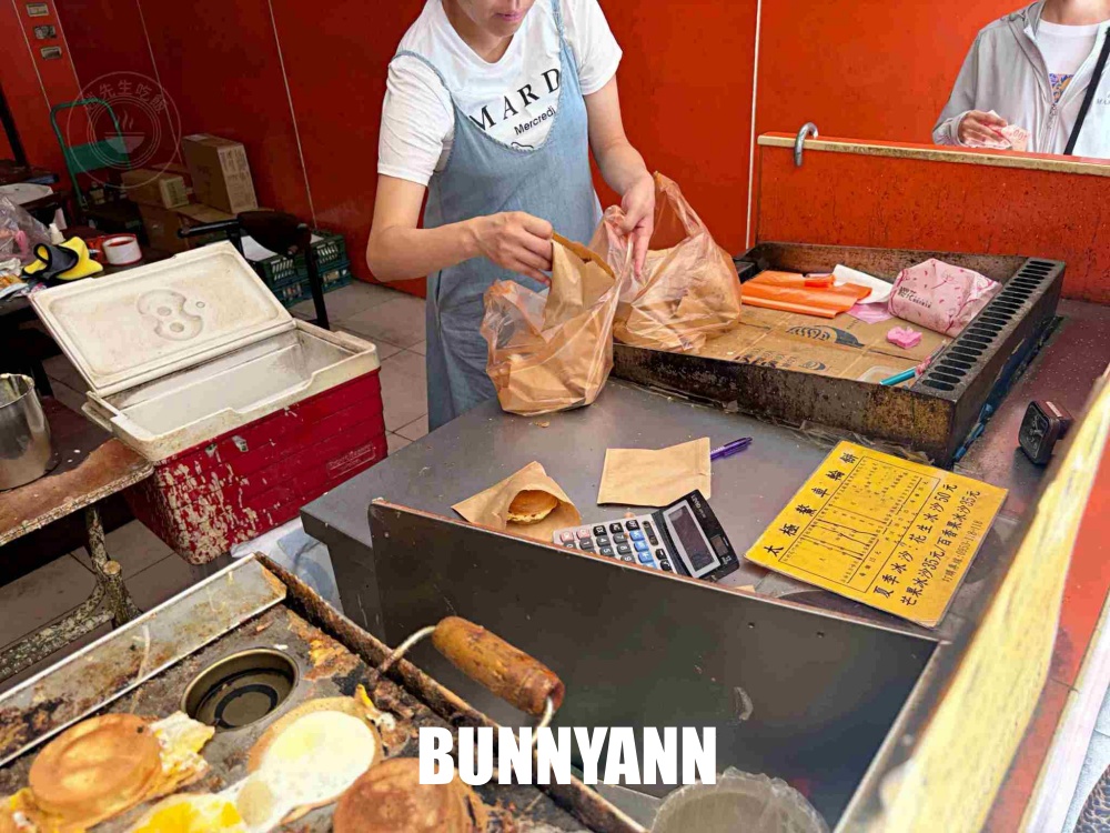 很多人不知道，是車輪餅店家，一顆15元就會飽，花生口味是主打