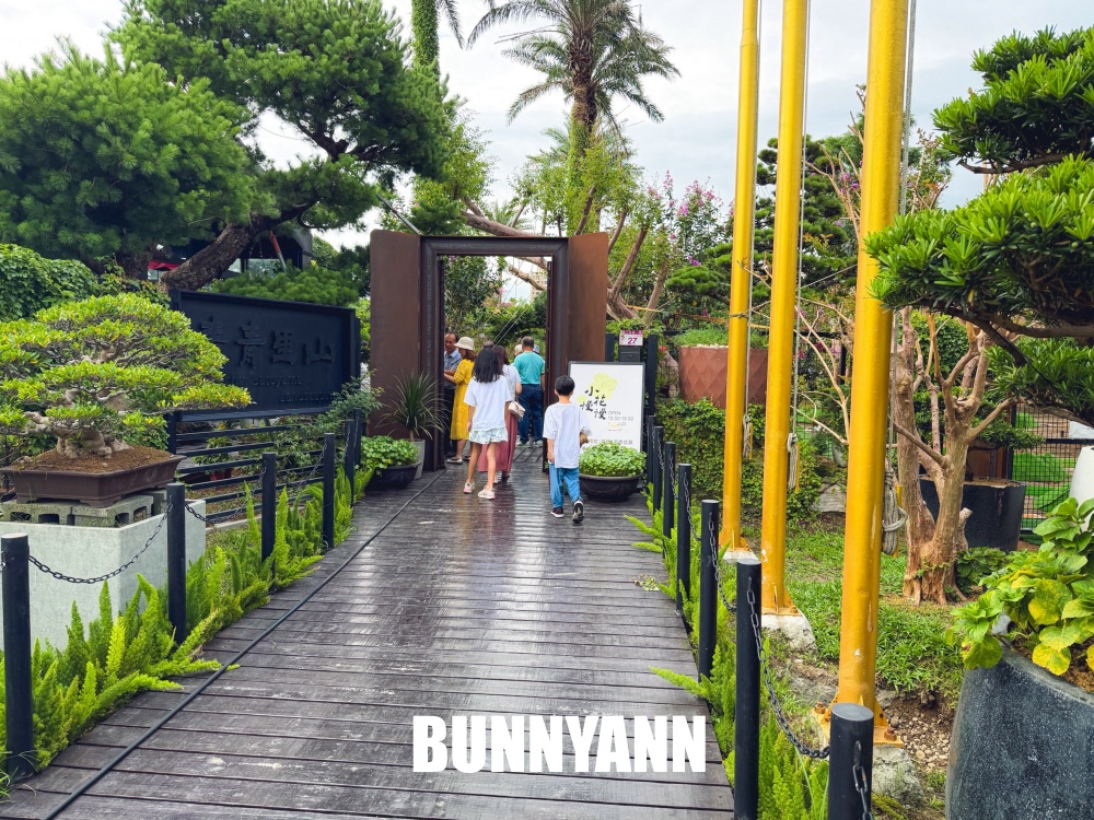 入口不起眼的秘境花園，卻是免入園票能待整天，玻璃溫室內更是美麗