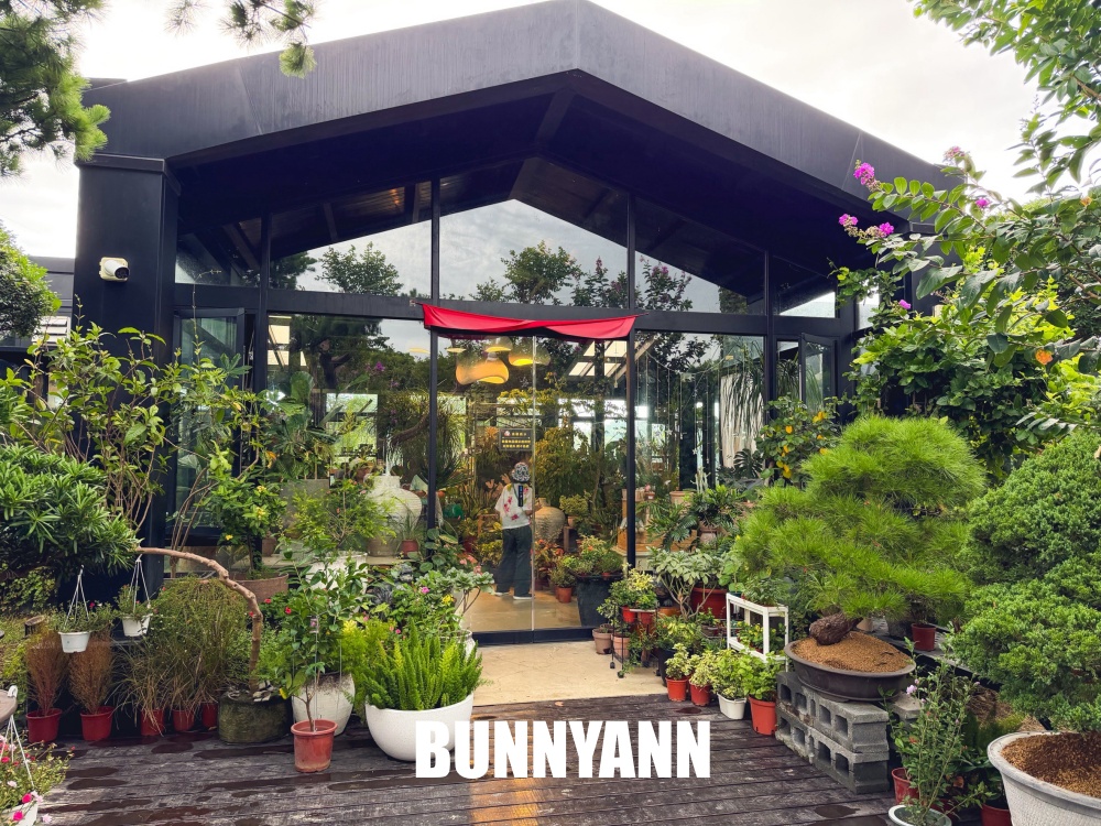 入口不起眼的秘境花園，卻是免入園票能待整天，玻璃溫室內更是美麗
